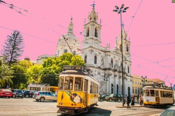 Trem típico de Lisboa em destaque sobre fundo rosa vibrante, imagem artística da marca She Lillas