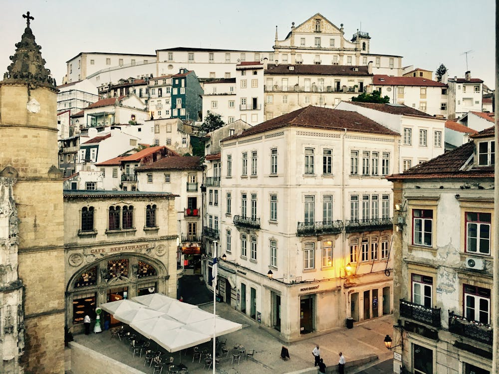 Predios da icônica Coimbra: uma das melhores cidades para se visitar em Portugal