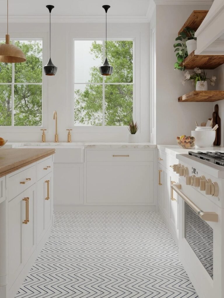 Cozinha moderna e sofisticada com armários brancos, puxadores e torneira em dourado, iluminação suave e acabamento minimalista.