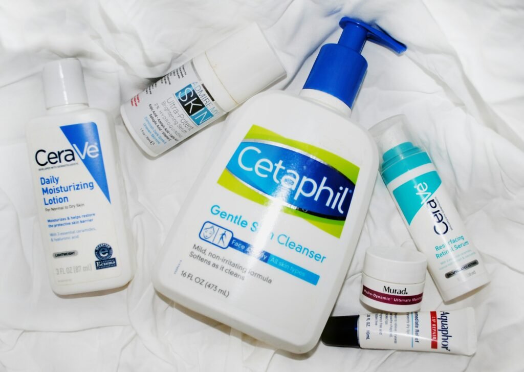 Produtos de beleza organizados sobre uma bancada, representando a rotina de beleza e cuidados das mulheres portuguesas.